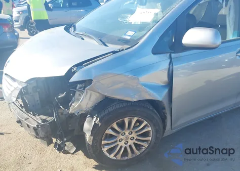 2016 Toyota Sienna Xle Premium 8 Passenger z USA, uszkodzony, nr VIN 5TDYK3DC0GS709764